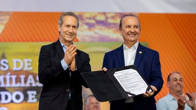 Ato de entrega do termo de licen&ccedil;a ambiental de opera&ccedil;&atilde;o ocorreu durante a solenidade. (Foto: MB Comunica&ccedil;&atilde;o)