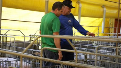 Atenor e o t&eacute;cnico da Cooper A1, Danimar, que atende a propriedade