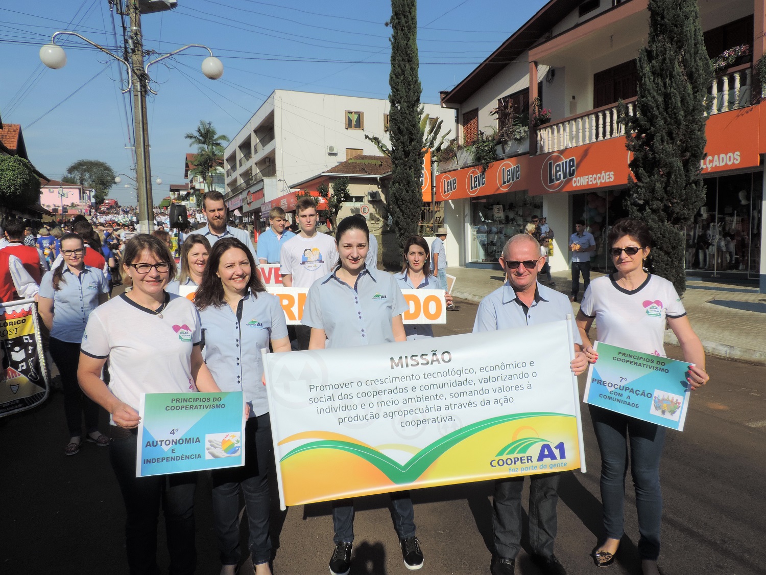 COOPERAÇÃO: Unidade da Cooper A1 representou o cooperativismo no desfile de 7 de Setembro