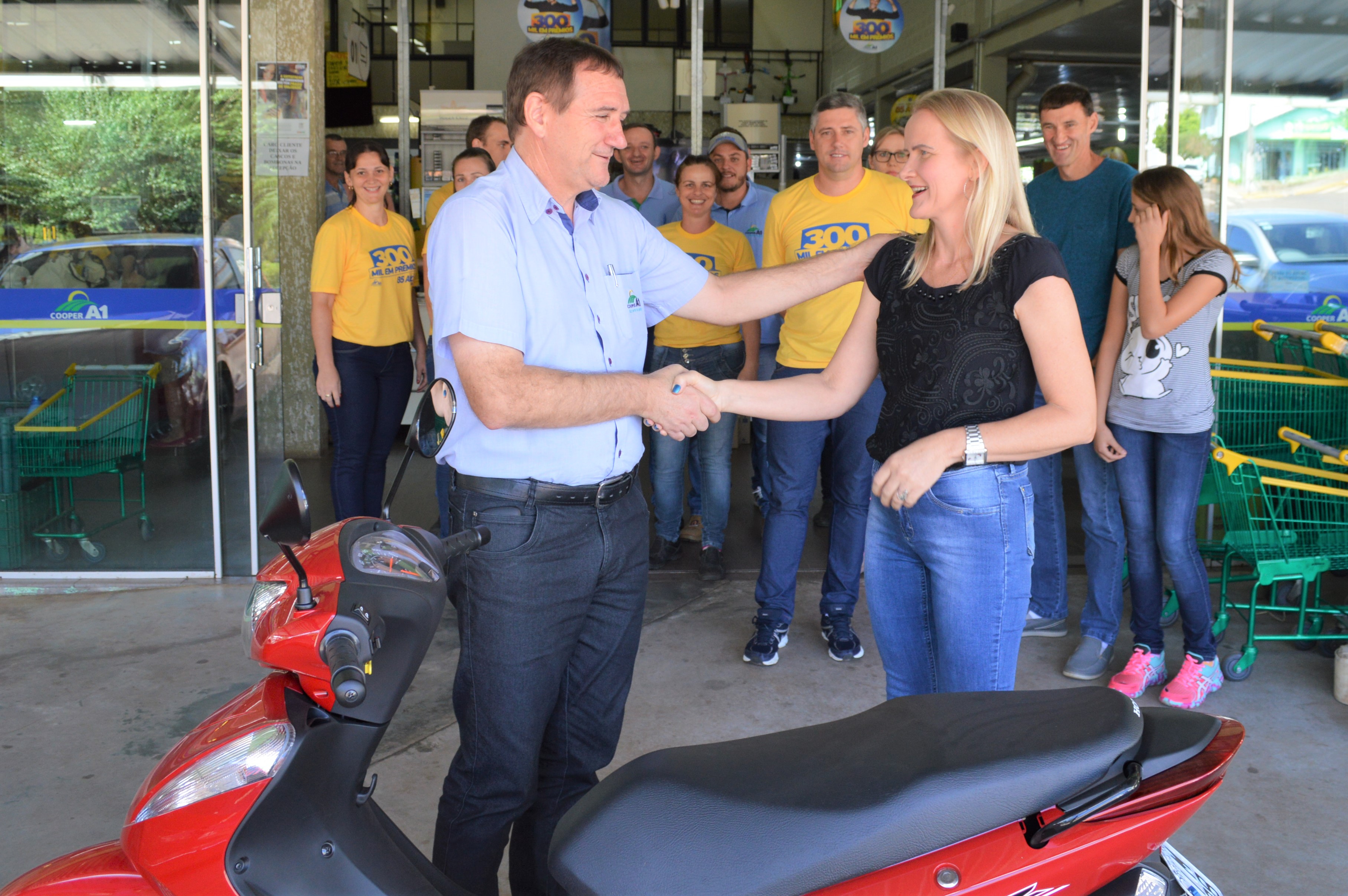 PROMOÇÃO 300 MIL EM PRÊMIOS: Cooper A1 entrega terceira moto da promoção em Tunápolis, SC