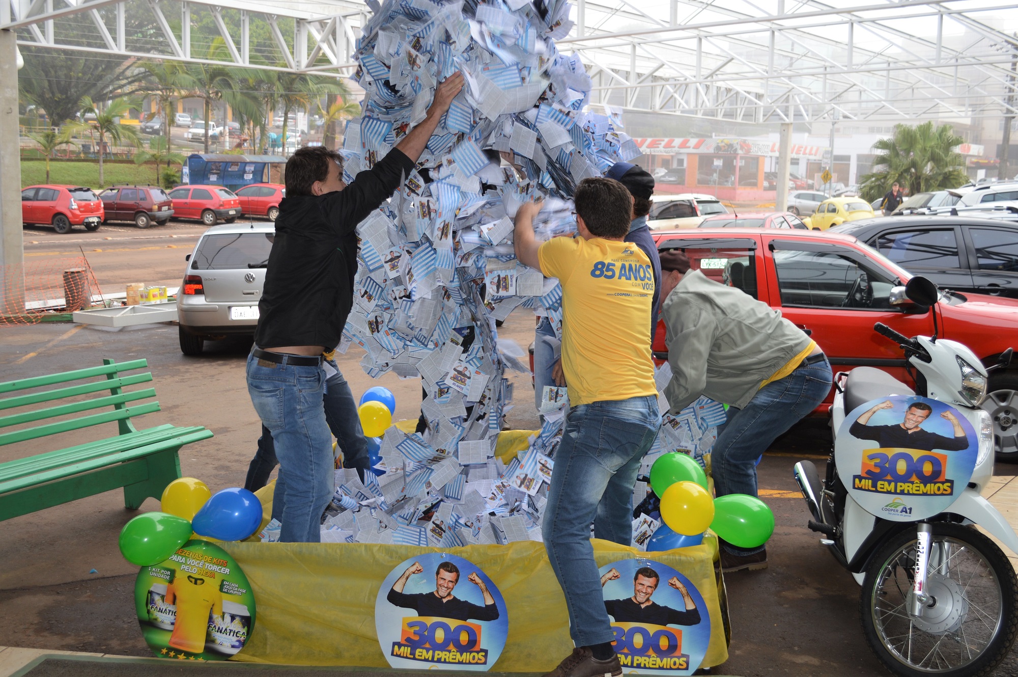 PROMOÇÃO 300 MIL EM PRÊMIOS E TORCIDA FANÁTICA: os sorteios principais aconteceram neste sábado na matriz, em Palmitos