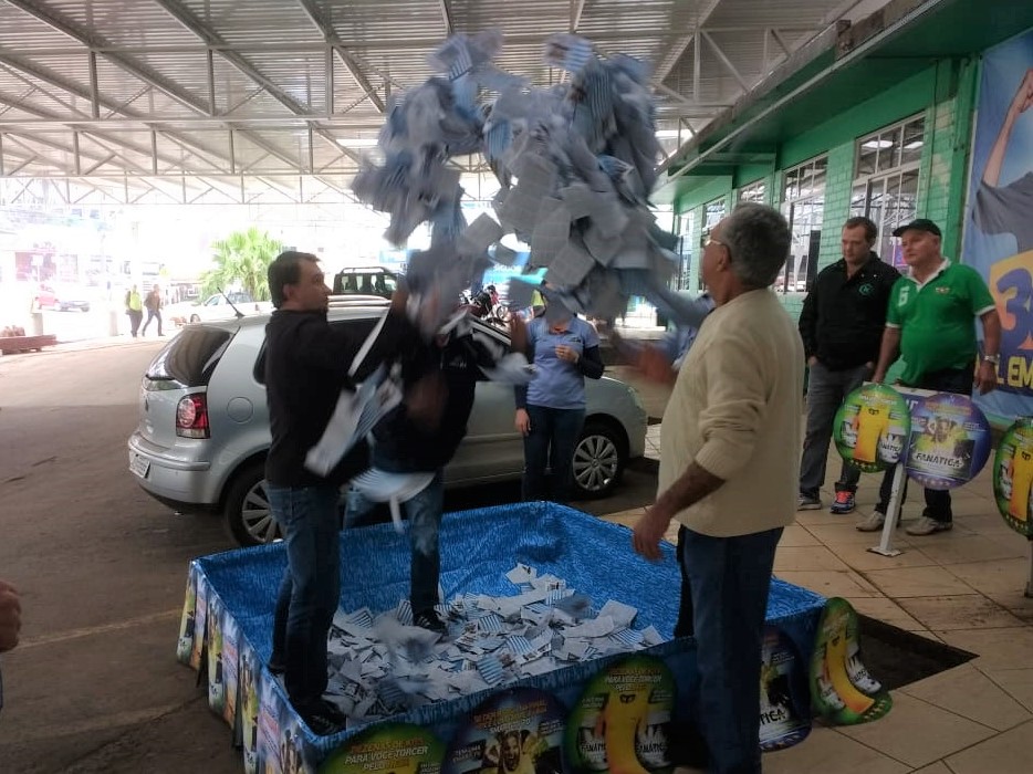 TORCIDA FANÁTICA: foram sorteados na manhã desta quinta-feira três kits da promoção e uma Smart TV