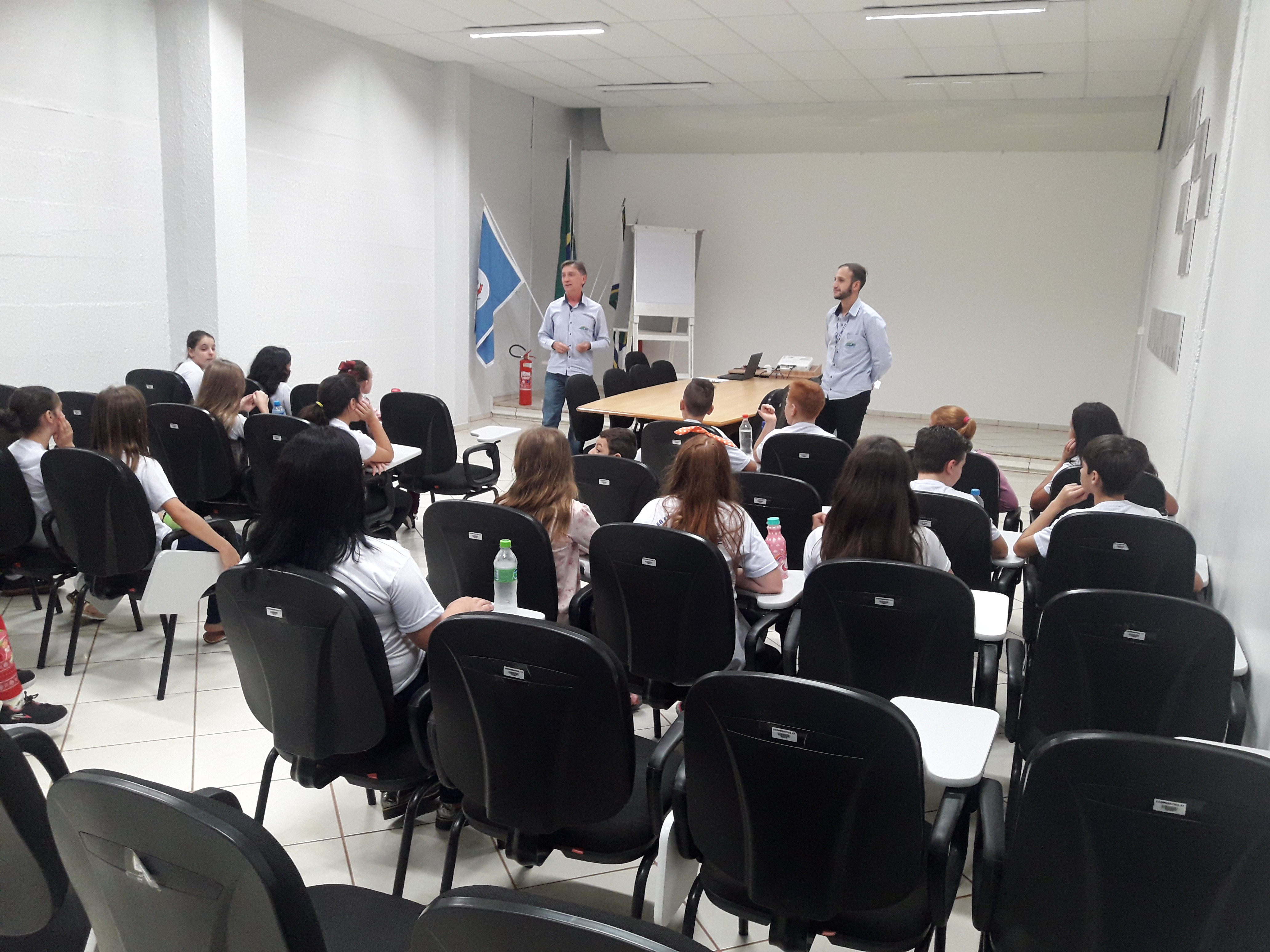 COOPERATIVA RECEBEU VISITA DE ESCOLA DE PALMITOS