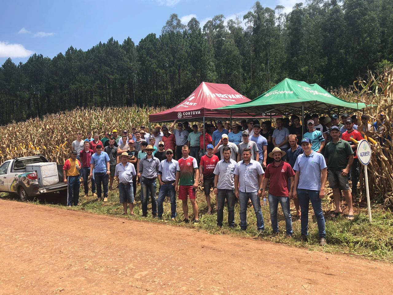 DIA DE CAMPO SOBRE SILAGEM DE MILHO REALIZADO EM SÃO JOÃO DO OESTE REUNIU MAIS DE 100 PESSOAS