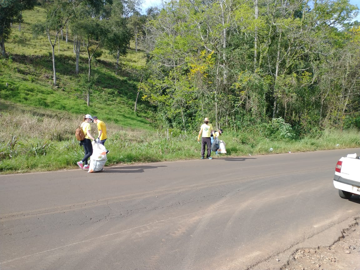 DIA MUNDIAL DO MEIO AMBIENTE: Voluntários da Cooper A1 se mobilizam na limpeza das margens de rodovia