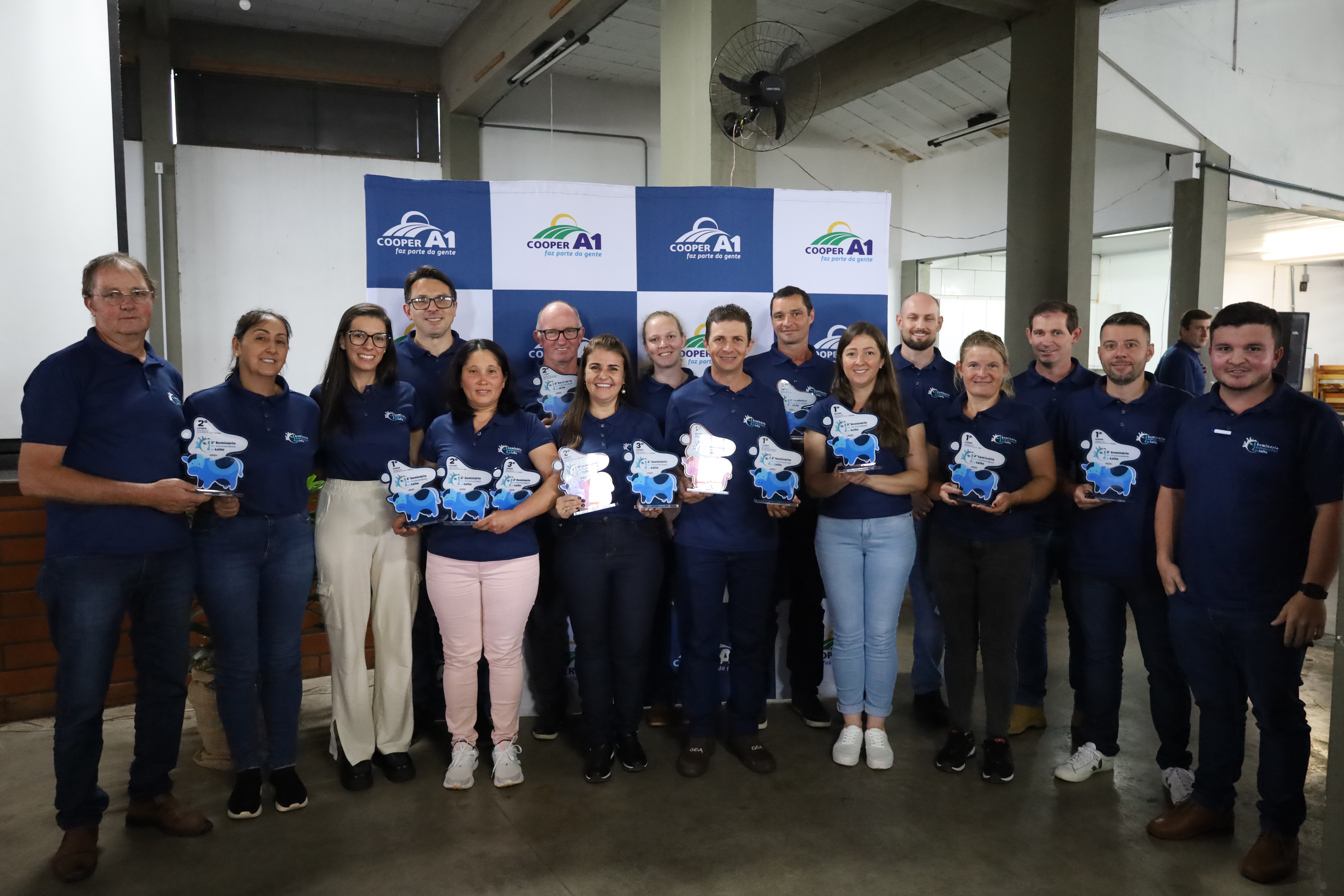 LEITE EM DESTAQUE: Produtores s&atilde;o reconhecidos por seus esfor&ccedil;os  