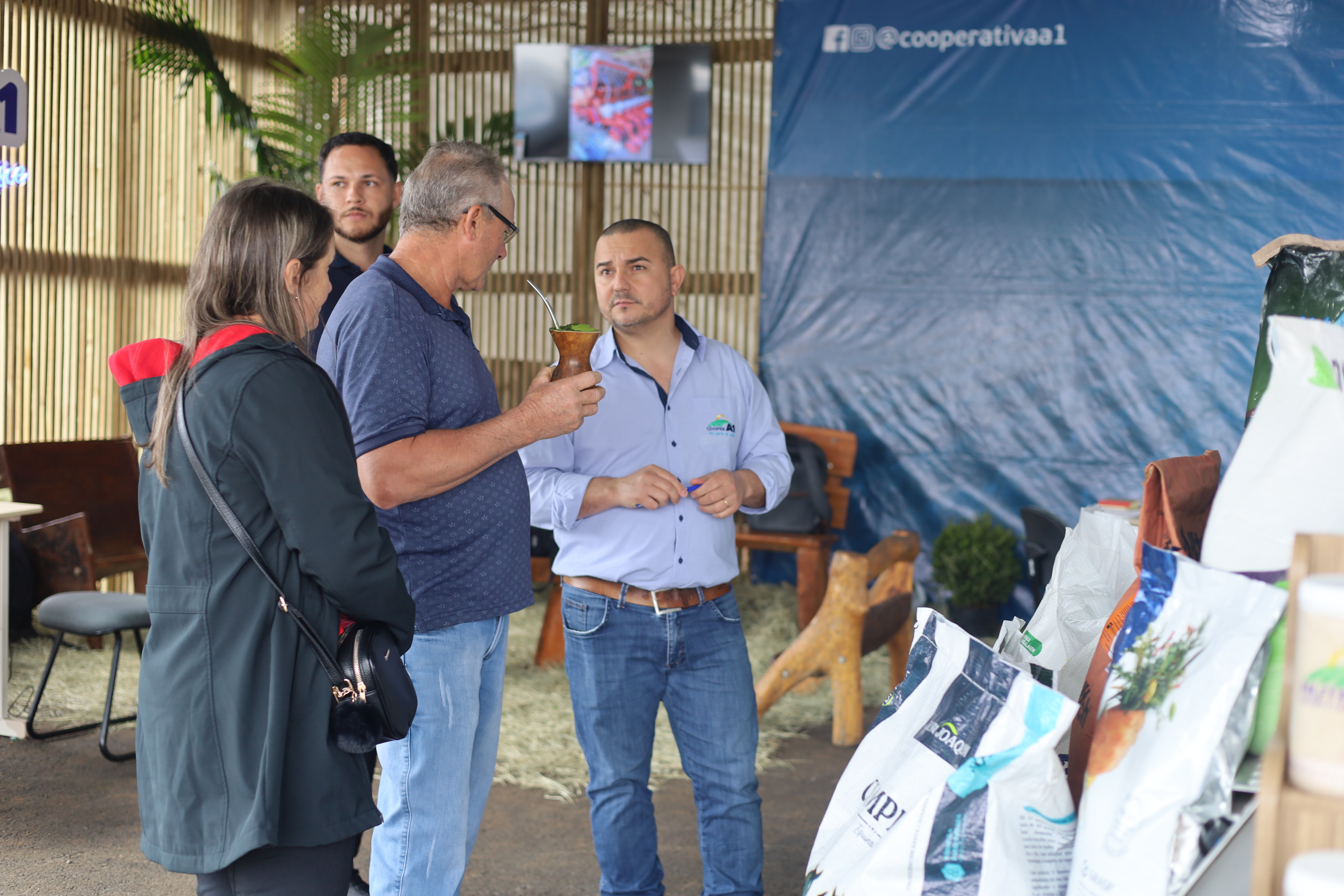 1&ordf; EXPO FEIRA MONDA&Iacute;: Estender os la&ccedil;os a comunidade 