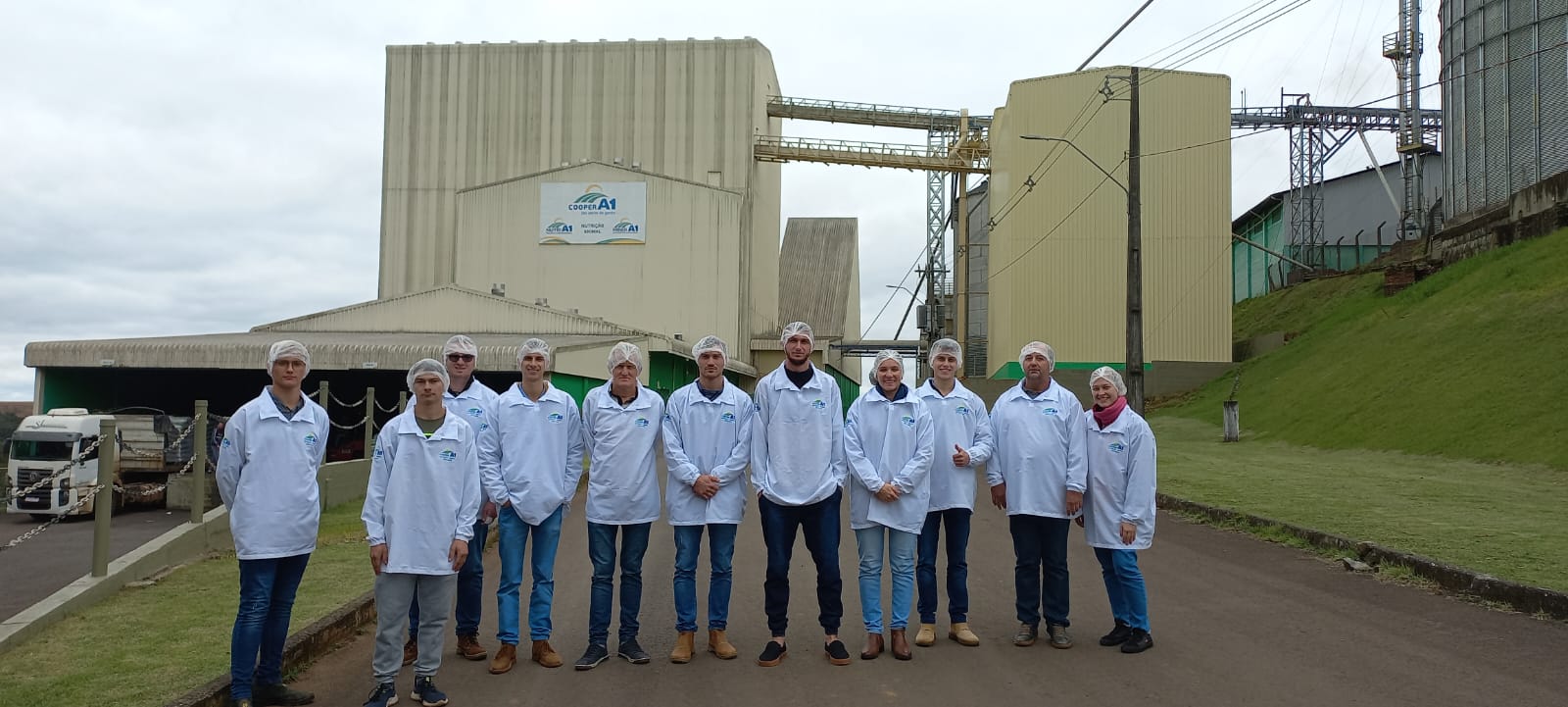 NUTRI A1: Produtores da Cooper A1 conhecem as f&aacute;bricas de ra&ccedil;&otilde;es