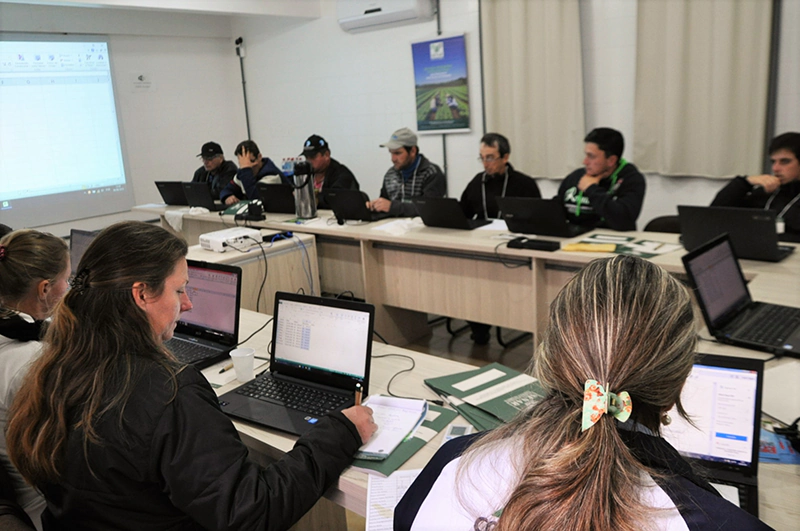 Pessoas em reunião em uma sala